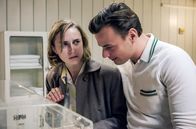 Charité – Neugeborenen-Sepsis: Sophie Meister (Pia-Micaela Barucki, l.) und ihr Mann (Leonard Hohm, r.) bangen um ihr Baby - wird es bleibende Hirnschäden zurückbehalten.