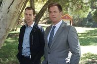 Navy CIS – Während McGee (Sean Murray, l.) und Bishop undercover als Ehepaar ermitteln, um einen rätselhaften Fall zu lösen, begibt sich Tony (Michael Weatherly, r.) auf Ahnenforschung ...