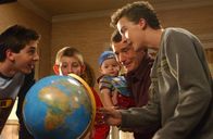 Malcolm mittendrin – Reese (Justin Berfield, l.), Dewey (Eric Per Sullivan, 2.v.l.), Baby Jaime (Darsteller unbekannt, M.), Hal (Bryan Cranston, 2.v.r.) und Malcolm (Frankie Muniz, r.) sind von Oma Idas Hochzeit gar nicht so abgeneigt, da sie nach der Zeremonie nach Hongkong ziehen will - also schön weit weg ...