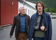 Liebe am Fjord – Thore (Henry Hübchen) macht seinem Sohn Isak (David Rott) schwere Vorwürfe, weil dieser einst seinen Heimatort verließ.