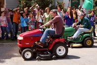 The Middle – Zusammen mit Brick hat Mike (Neil Flynn, M.) für das Rassenmäher-Rennen an der schnellst möglichen Maschine gearbeitet ...