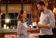 The Great Indoors – Brooke (Susannah Fielding, l.); Jack Gordon (Joel McHale, r.)
