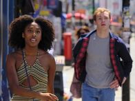 You & Me – Jess (Sophia Brown) und Ben (Harry Lawtey) haben beide den Bus knapp verpasst.