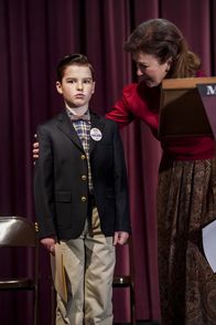 Young Sheldon – Sheldon Cooper (Iain Armitage, l.); Ms. Macelroy (Valerie Mahaffey, r.)