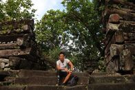 Spuren verlorener Städte mit Albert Lin – Dr. Albert Lin bei den Ruinen der antiken Stadt Nan Madol, Mikronesien.