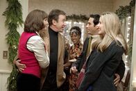 Verrückte Weihnachten – Luther (Tim Allen, 2.v.l.) und Nora Krank (Jamie Lee Curtis, l.) freuen sich über den plötzlichen Besuch ihrer Tochter Blair (Julie Gonzalo, r.) und deren Verlobten Enrique (Rene Lavan, 2.v.r.).