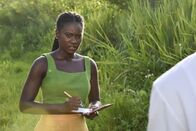 Death in Paradise – Das Team freut sich auf einen neuen Kollegen auf dem Polizeirevier. Doch er erscheint nicht zu seinem ersten Arbeitstag stattdessen wird er auf ganz andere Weise aufgefunden. Detective Sergeant Naomi Thomas (Shantol Jackson) ermittelt.