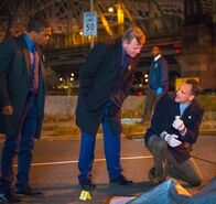 Elementary – Gemeinsam mit Detective Bell (Jon Michael Hill, l.) und Captain Gregson (Aidan Quinn, M.) versucht Holmes (Jonny Lee Miller, r.), einen Killer zu stoppen. Doch wird es ihnen gelingen, bevor es ein neues Opfer gibt?; Gemeinsam mit Detective Bell (Jon Michael Hill, l.) und Captain Gregson (Aidan Quinn, M.) versucht Holmes (Jonny Lee Miller, r.), einen Killer zu stoppen. Doch wird es ihnen gelingen, bevor es ein neues Opfer gibt?