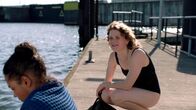 Festmachen – Festmachen (3) - Kaltduscherin Saideh (Lea Willkowsky) sucht vorsichtige Annäherung zu Malika (Salka Weber).