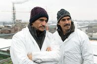 Tatort – Vom Dach eines Parkhauses aus haben Mirhat (Cuco Wallraff) und Martin Rojan (Diego Wallraff) das Hotel, in dem der amerikanische Verteidigungs-Staatssekretär zu Besuch sein wird, gut im Blick.