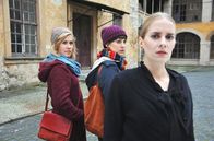 Alles Klara – Klara (Wolke Hegenbarth, links) und Kati (Sophie Lutz, Mitte) treffen auf die mysteriöse Schlossherrin Sonja von Schatz (Cornelia Ivancan).