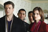 Castle – v.r.) und Kate Beckett (Stana Katic, r.) stehen mal wieder vor einem Rätsel.