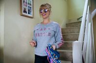 Mum – Kelly (Lisa McGrillis) ist bereit für den Sommerurlaub auf Zypern.