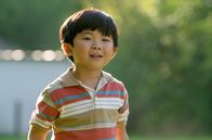 Minari – Der junge David (Alan Kim) erkundet vorsichtig die ländliche Umgebung, die für ihn zugleich Abenteuer und kulturelle Herausforderung darstellt.