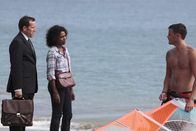 Death in Paradise – DI Richard Poole (Ben Miller) und Camille (Sara Martins) vernehmen den Tauchlehrer Stefan (Daniel O'Connor).
