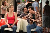 The Big Bang Theory – Wil Wheaton (Wil Wheaton, r.) nutzt den Liebeszoff zwischen Leonard und Penny (Kaley Cuoco, l.) für sich aus ...