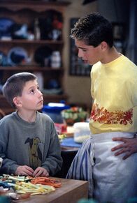 Malcolm mittendrin – Reese (Justin Berfield, r.) erklärt Dewey (Erik Per Sullivan, l.), wie Gemüse fachgerecht geschnitten wird.