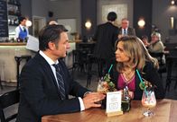 Rote Rosen – ARD ROTE ROSEN FOLGE 1923 Uhr im ERSTEN. Jeanette (Nina Weniger, r.) bietet Drechsler (Klaus Christian Schreiber, l.) erstmals die Stirn.