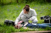 Hubert ohne Staller – Dr. Fuchs (Susu Padotzke) untersucht die Leiche (Komparsin) aus dem Teich.