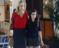 Modern Family – Claire Dunphy (Julie Bowen, l.); Alex Dunphy (Ariel Winter, r.)