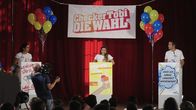Checker Tobi – Tobi veranstaltet eine eigene Checker-Wahl. Dafür hat der sich drei Reporter-Kollegen eingeladen: Willi von „Willi wills Wissen“ (re.), Jess von „KI.KA LIVE“ (li.) und Anna von „Anna und die wilden Tiere“ (Mi.).