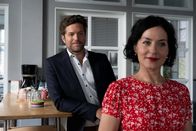 Die Rosenheim-Cops – Chef-Controller Markus Herrmann (Peter Ketnath, l.) hofft, sich nach Dienstschluss mit Miriam Stockl (Marisa Burger, r.) zum Abendessen zu treffen.
