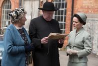 Father Brown – Mrs. McCarthy (Sorcha Cusack, l.), Father Brown (Mark Williams, M.) und Annabelle Marcel (Oona Kirsch, r.) sind schockiert. Father Brown hat seinen eigenen Todesschein erhalten.