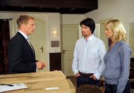 Rote Rosen – ARD ROTE ROSEN FOLGE 1147 Uhr im ERSTEN. Ausgerechnet Philipp (Thorsten Nindel, l.), kann Katja (Saskia Valencia, r.) die benötigten Papiere besorgen, die diese braucht, um mit Christoph (Roman Rossa, M.) in die Staaten auszuwandern.