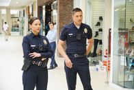 The Rookie – Lucy Chen (Melissa O'Neil) und Tim Bradford (Eric Winter) sind auf einem Polizeieinsatz in einer Mall.