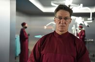 Das Netz - Prometheus – Georg Trotter (Tobias Moretti) ist Chefarzt in der Sportklinik in den Alpen