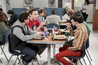 The Big Bang Theory – Beim Mittagessen tauschen Sheldon (Jim Parsons, hinten r.), Leonard (Johnny Galecki, vorne l.), Howard (Simon Helberg, vorne r.) und Raj (Kunal Nayyar, hinten r.) ihre neusten Ideen aus ...