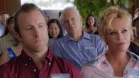 Hawaii Five-0 – Dannys (Scott Caan, l.) Mutter Clara (Melanie Griffith, r.) wird vom FBI aufgesucht und über den Fall ihres ermordeten Sohnes Matty befragt, während Steve mit einem Autisten zusammen arbeiten muss ...