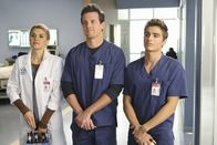 Scrubs - Die Anfänger – (v.li.) Eliza Coupe (Dr. Denise Mahoney), Michael Mosley (Drew Suffin), Dave Franco (Cole Aaronson).