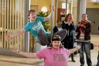 Danni Lowinski – Da Bea die Vorführung von Karstens Poledance sehr gelungen fand und Männer die sich was trauen sexy findet, legen sich Nils (Oliver Fleischer, unten) und Hannes (Tino Mewes, oben) voll ins Zeug um bei ihr zu punkten ...