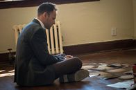 Elementary – Holmes (Jonny Lee Miller) fällt es schwer, sich an den Gedanken zu gewöhnen, dass Watson aus der gemeinsamen Wohnung ausziehen wird, doch sie versucht ihm klarzumachen, dass das an ihrer gemeinsamen Arbeit nichts ändert ...