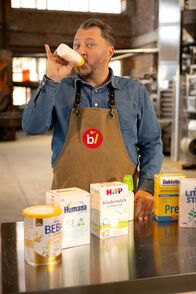 BesserEsser – Produktentwickler Sebastian Lege baut Babymilchpulver nach - und deckt auf, wie die Hersteller mit viel Marketing Gewinn machen.