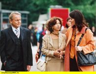 In aller Freundschaft – MDR Fernsehen IN ALLER FREUNDSCHAFT FOLGE 196, "Stunden der Angst" Uhr. Elena Eichhorn (Cheryl Shepard, rechts) bekommt in Leipzig Besuch von ihren Eltern (Monika Bielenstein, Günter Clemens) - doch irgend etwas stimmt nicht mit ihrer Mutter...