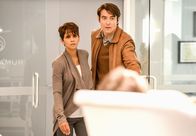 Extant – Ethan hat möglicherweise sein Erinnerungsvermögen für immer verloren. Molly (Halle Berry, l.) und John (Goran Visnjic, r.) versuchen, ihn zu reparieren ...
