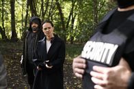 Alles oder Nichts – Als Daniel (Raphael Vogt, l.) und Melissa (Sarah Maria Besgen, M.) von der Security im Wald ausgesetzt werden, müssen sie alleine klarkommen ...