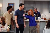Call Me Kat – (v.l.n.r.) Carter (Julian Gant); Max (Cheyenne Jackson); Sheila (Swoosie Kurtz)