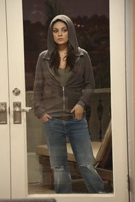 Two and a Half Men – Als eines Abends die schöne Backpackerin Vivian (Mila Kunis) bei Walden vor der Tür steht, ist dieser hin und weg und glaubt wieder einmal, der großen Liebe seines Lebens begegnet zu sein. Seine Pläne, Kate einen Heiratsantrag zu machen, sind wie weggeblasen - doch wie findet Vivian eigentlich Walden?