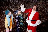 Der Nikolaus im Haus – L-R: Pia Weber (Pamina Grünsteidl), Tim Weber (Tamino Wecker), Klaudia Wehmeyer (Christine Neubauer).
