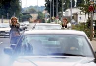 Wilde Engel – Lena (Eva Habermann, li.) und Franziska (Susann Upleger) geraten in einen Hinterhalt, als sie einen wichtigen Zeugen ins Gericht eskortieren.