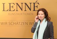 SOKO Stuttgart – Vor ihrem Auktionshaus versucht Riccarda Lenné (Gudrun Landgrebe) die Kommissare der SOKO Stuttgart zu erreichen. Sie wirkt beunruhigt: Kein Wunder, eine ihrer Angestellten wurde ermordet und ein Gemälde wurde gestohlen.