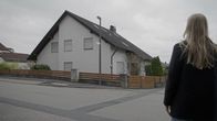 Schuld & Sühne – Laura Wohlers schaut sich den Tatort an. In der Garage seines Elternhauses hat Ingo P. die Leichen seiner Eltern eingemauert.