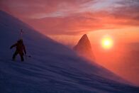 Mountain – Der Bergsteiger erklimmt den Gipfel mit Skiern