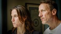 Tatort – Marija (Tatiana Nekrasov) überzeugt Falke (Wotan Wilke Möhring), dass sie überwacht wird.