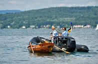 WaPo Bodensee – Nele (Floriane Daniel, l.) und Julia (Wendy Güntensperger, r.) inspizieren ein Ruderboot, das unbemannt auf dem Bodensee treibt und finden eine Leiche.