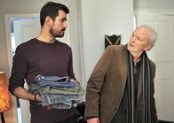 Alle unter eine Tanne – Robert Berger (Michael Gwisdek) ist nicht wirklich erfreut, Micha (Claes Kasper Bang, li.), dem neuen Freund seiner Ex-Frau, zu begegnen.