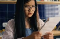 ECHT friends – Châu (Ngoc Nhi Ha Tran) hat Hausarrest und musste Handy und Laptop abgeben, weil ihre Eltern hinter die Lügen wegen der Strafarbeit und Einverständniserklärung gekommen sind. Da findet Châu einen Zettel mit einer ToDo-Liste und wundert sich: Warum muss ihr Pass erneuert werden?